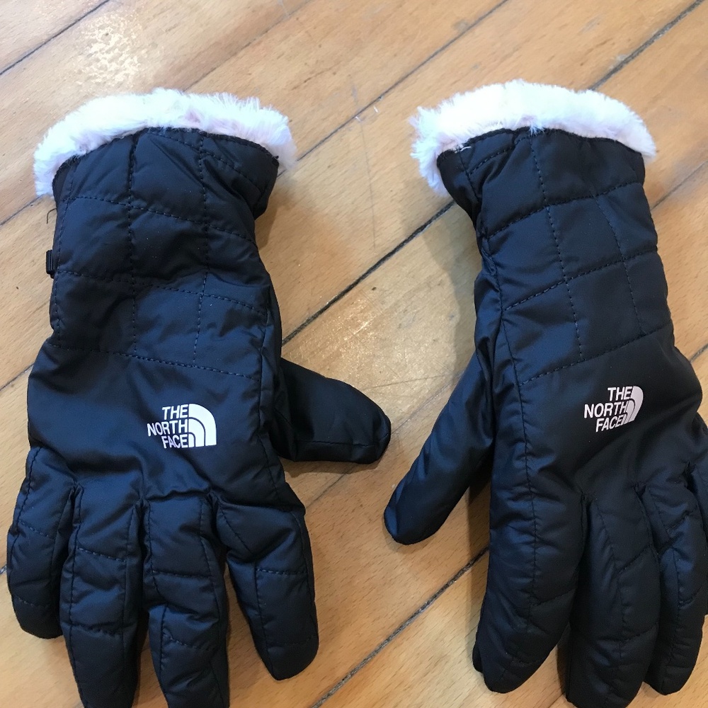 NWOT North face gloves- size small. Soft fluffy inside
